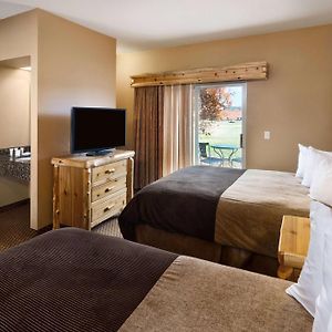 Queen Suite Two Queen One Sofa Bed Non-Smoking